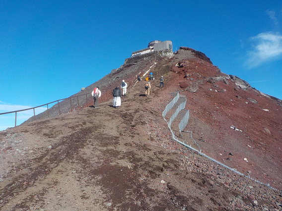 富士山頂上の鉄塔塗装をしました。