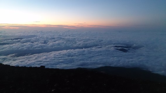 富士山頂上からの景色